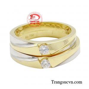 Nhẫn cưới là biểu tượng thể hiện sự gắn kết trong tình yêu của đôi trẻ.