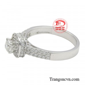 Với họa tiết tinh xảo, được tạo tác tỉ mỉ, khéo léo trên từng chi tiết là là một trong những thiết kế nhận được sự yêu thích bởi vẻ đẹp kiêu sa, lấp lánh mà thiết kế đầy sáng tạo này mang lại. 