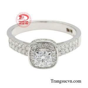 Viên chủ kim cương rực rỡ được đính trên bốn chấu chắc chắn, kết hợp phần vai nhẫn sử dụng dải kim cương tấm uyển chuyển, ôm trọn lấy chiếc nhẫn của nàng.