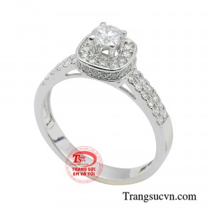 Dưới đôi bàn tay của người nghệ nhân tài hoa, nhẫn kim cương kiêu sa mang vẻ đẹp tinh tế, đầy lãng mạn, thể hiện sự dịu dàng, khéo léo của nàng trên từng cử chỉ ngón tay.