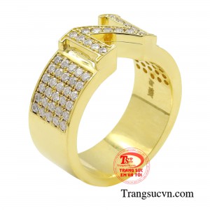 Nhẫn nam chữ vàng độc đáo không chỉ là một món trang sức thông thường, mà còn mang trong mình sự quan trọng đặc biệt trong thời trang và phong cách lịch lãm của các quý ông. 