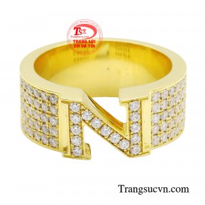 Với vẻ đẹp tinh tế và giá trị của đá moisanite mang lại, chiếc nhẫn đã trở thành biểu tượng cho sự thành công và sự tự tin. 