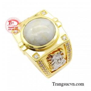 Nổi bật trên đó là viên đá Sapphire màu trắng đục huyền bí, được cắt giác tỉ mỉ toát lên vẻ đẹp lộng lẫy và thu hút mọi ánh nhìn.