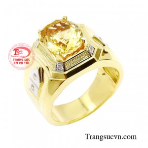 Nhẫn nam thạch anh vàng quyền uy được chế tác từ đá thạch anh vàng tự nhiên, sở hữu màu sắc vàng rực rỡ như ánh mặt trời, tượng trưng cho sự giàu sang, phú quý và may mắn.