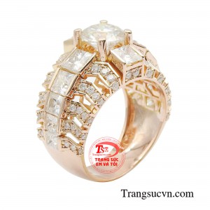 Nhẫn nam vàng hồng cá tính với thiết kế đầy ấn tượng, các chi tiết kết hợp hài hòa mang tới chiếc nhẫn vô cùng hoàn hảo. 