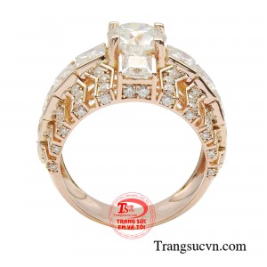 Điểm nhấn của sản phẩm chính là những viên đá cz được đính kết khéo léo giúp tăng thêm phần nổi bật. 