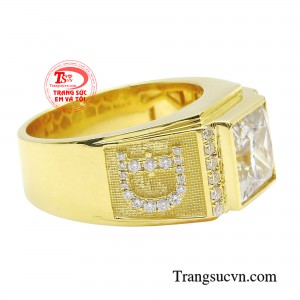 Thay vì những chi tiết phức tạp và rườm rà, nhẫn được thiết kế với sự tinh tế và đơn giản, tạo ra một cái nhìn gọn gàng và điềm tĩnh. 