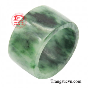Nhẫn ngọc Jadeit phú quý được chế tác từ viên ngọc Jadeite cao cấp, sở hữu màu sắc rực rỡ, vân ngọc tinh tế và độ bóng hoàn hảo.