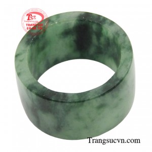 Nhẫn ngọc Jadeite Phú Quý không chỉ là một món trang sức thông thường mà còn là vật phẩm phong thủy mang đến nhiều giá trị tốt đẹp cho người sở hữu.