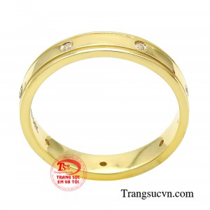 Nhẫn có thiết trơn mịn đã trở thành một trào lưu thời trang trong những năm gần đây, và không ngừng được yêu thích bởi sự hiện đại và sang trọng mà chúng mang lại.