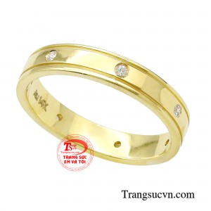 Với thiết kế đơn giản và không có các chi tiết phức tạp, sản phẩm mang đến vẻ đẹp tinh khiết và thanh lịch, có thể đeo trong các dịp trang trọng và hàng ngày. 