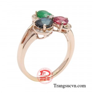 Nhẫn nữ đá quý kiêu sa là mẫu nhẫn được kết hợp 3 loại đá quý emerald, sapphire và peridot đem đến nét đẹp lung linh đầy say mê.