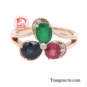 Dù xuất hiện cùng với trang phục công sở, đi chơi hay đến các bữa tiệc sang trọng thì chiếc nhẫn cũng sẽ làm tốt nhiệm vụ là khiến đôi tay bạn trở nên yêu kiều hơn bao giờ hết.