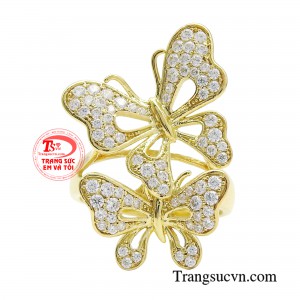 Đôi cánh bướm được tô điểm bởi những viên đá lấp lánh, tạo nên sự thu hút mọi ánh nhìn. 
