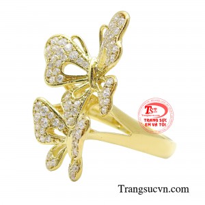 Với thiết kế tinh tế và sang trọng, Nhẫn Hồ Điệp phù hợp với mọi trang phục và phong cách. 