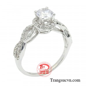 Nhẫn nữ thanh lịch vàng trắng mang thông điệp tôn vinh những giá trị cao quý của phái nữ, đồng thời mang đậm dấu ấn cá nhân ghi dấu những khoảnh khắc tuyệt vời.