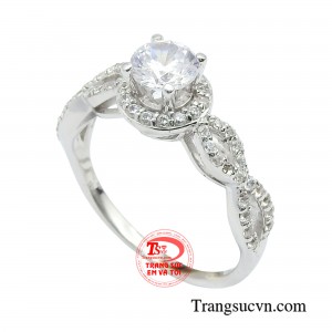 Chiếc nhẫn rực rỡ như cách mà nàng tự tin khoe sắc khiến bao ánh mắt phải ngắm nhìn.