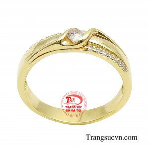 Thể hiện trọn vẹn sự sáng tạo, vẫn giữ thiết kế với một đá chủ nhưng đường nét xung quanh được cắt xẻ đầy nghệ thuật