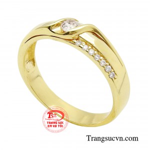 Khiến chiếc nhẫn trở nên thanh mảnh hơn, mẫu nhẫn cũng kết hợp đính kết đá tấm tôn lên nét đẹp dịu dàng và rực rỡ của người phụ nữ.