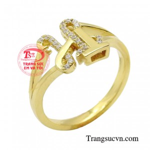 Nhẫn nữ vàng thiết kế kiêu sa được chế tác tỉ mỉ bởi chất liệu vàng 18k mang đến sự tinh tế và sang trọng đến từng đường nét.