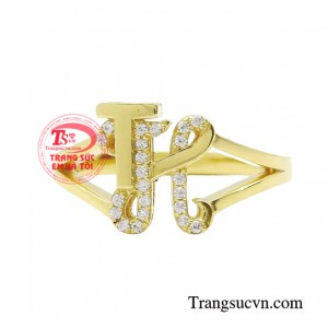Sản phẩm được thiết kế tuy đơn giản nhưng khi đeo những chiếc nhẫn vàng thiết kế lên tay thì phái đẹp luôn cảm thấy tự tin và tỏa sáng trước đám đông.