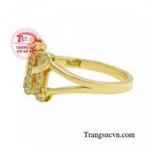 Chiếc nhẫn thiết kế là món đồ trang sức hoàn hảo để tôn lên vẻ đẹp thanh lịch của phái nữ.