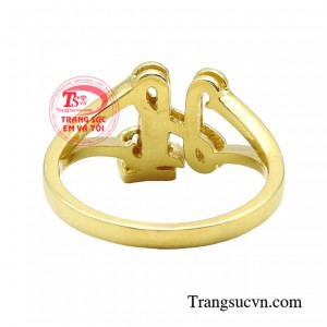 Dù đi ăn tiệc, đi làm hay đi chơi thì những chiếc nhẫn vàng vẫn luôn là điểm nhấn trong phong cách phối đồ của bạn.
