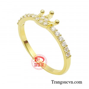 Với tạo hình vương miện trên mặt nhẫn được nạm những viên đá sáng lung linh càng làm nổi bật thêm vẻ đẹp cho các bạn nữ.