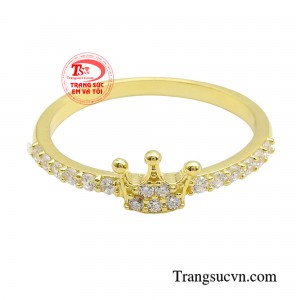 Từng viên đá nhỏ được người thợ chế tác đính chấu thật tinh tế lên biểu tượng vương miện đã làm ra một chiếc nhẫn vương miện thời trang cực sang trọng mà bất cứ cô nàng nào cũng đều muốn sở hữu.