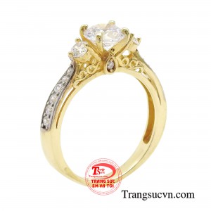 Nhẫn quý cô cuốn hút với thiết kế lấy ý tưởng từ một đóa hoa đang khoe sắc rạng rỡ.
