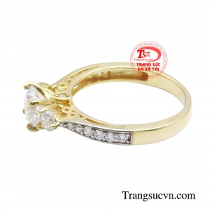 Một thiết kế cổ điển vô cùng sắc nét và độc đáo với phần đai nạm đá lấp lánh rực rỡ mang vẻ đẹp đậm nét hoàng gia Châu Âu giúp người đeo trở thành một nữ hoàng thật sự.