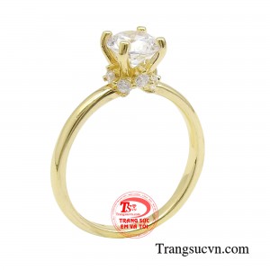 Nhẫn quý cô kiêu hãnh với tạo hình xinh xắn, mặt nhẫn nổi bật với viên đá chủ to tròn được đặt trong ổ chấu nhô cao.