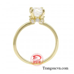 Đá cz đính trọn bao quanh phần ổ nhẫn giúp chiếc nhẫn lộng lẫy từ mọi góc nhìn. 