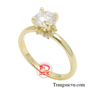 Sự kết hợp hài hòa giữa hai chất liệu vàng 10k và đá cz làm cho chiếc nhẫn thêm phần thanh lịch và nữ tính. 