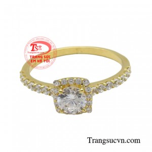 Sự kết hợp hài hòa giữa hai chất liệu vàng 18k và những viên đá nhỏ lấp lánh góp phần làm cho chiếc nhẫn thêm phần kiêu sa và nữ tính.