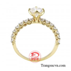 Nhẫn nữ vàng nổi bật với viên đá chủ to tròn đặt trên những cánh hoa rực rỡ.