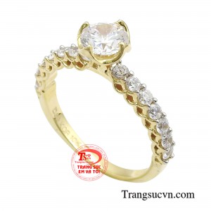 Đai nhẫn với hai dải đá tấm càng làm nổi bật vẻ đẹp sang trọng cho tổng thể.