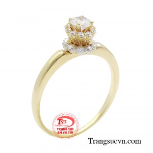 Nhẫn quý cô thời thượng với phần đai trơn bóng được nhấn ổ chấu cao độc đáo, đem đến một thiết kế hài hòa, hiện đại và thanh lịch.