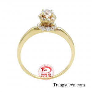 Như một nụ hoa e ấp chờ ngày khoe sắc, chiếc nhẫn nữ khiến người đối diện liên tưởng đến vẻ đẹp xuân thì, yêu kiều của quý cô.