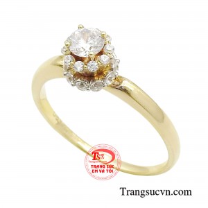 Với thiết kế là những đường xoắn mềm mại, uyển chuyển kết hợp cùng đá cz tấm, mang đến nét dịu dàng và lộng lẫy từ mọi góc nhìn.