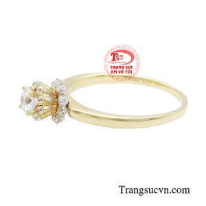 Nổi bật nhất là phần mặt nhẫn với một viên chủ to tròn được ôm lấy bởi bệ đá sang trọng, uốn xoắn lạ mắt.