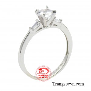 Nhẫn quý cô vàng trắng cuốn hút có thiết kế đặc trưng của kiểu dáng nhẫn với một viên đá chủ được nâng đỡ bởi 4 chấu nhô lên từ đai nhẫn