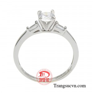 Một chút ngọt ngào pha lẫn nét cổ điển sang trọng là bí quyết giúp chiếc nhẫn trở nên cuốn hút lạ thường.