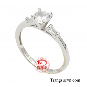 Để tăng thêm phần lấp lánh, đai nhẫn được đính kết 2 viên đá cắt giác kiểu baguette.