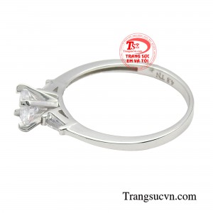 Tất cả các chi tiết tạo nên một chiếc nhẫn cuốn hút lộng lẫy ngay cả khi không có ánh sáng chiếu vào.