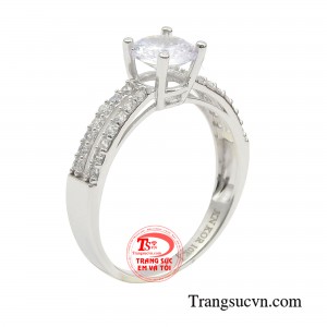 Nhẫn quý cô vàng trắng thanh lịch rực rỡ như vầng hào quang với thiết kế gồm một viên chủ tròn. 