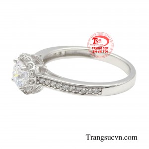 Chính vì vậy, mẫu nhẫn vàng trắng sẽ giúp nàng tự tin khoe cá tính, ghi điểm tuyệt đối trong mắt người đối diện. 