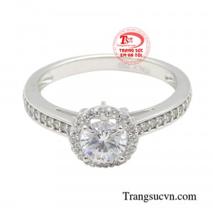 Nếu nàng là cô gái hiện đại, ưa thích sự đơn giản, tinh tế, thiết kế nhẫn nữ vàng trắng sử dụng phần đai mảnh, kết hợp họa tiết đơn giản sẽ làm tăng thêm nét thanh lịch, yêu kiều của nàng.