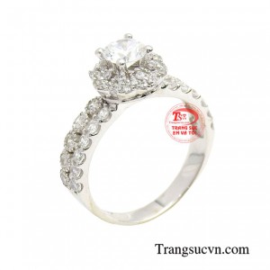 Nhẫn quý cô vàng trắng trẻ trung được làm từ chất liệu mà nhiều tín đồ thời trang ưa chuộng bởi sắc thái nhẹ nhàng, linh hoạt.