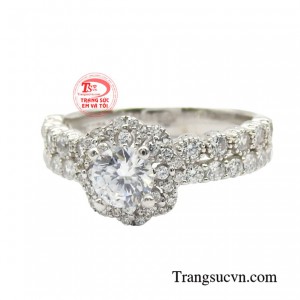 Nhiều cô nàng y phục đơn giản, sắc màu trung tính, tư thức nhẹ nhàng mà vẫn toát lên vẻ gợi cảm đầy thu hút.